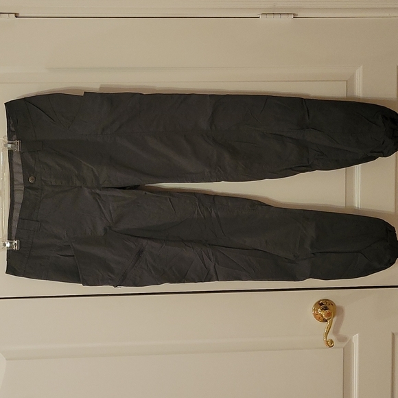 Like New Columbia Insect Blocker Green-Tint Gray Cargo Insect Blocker Pants - Picture 2 of 11